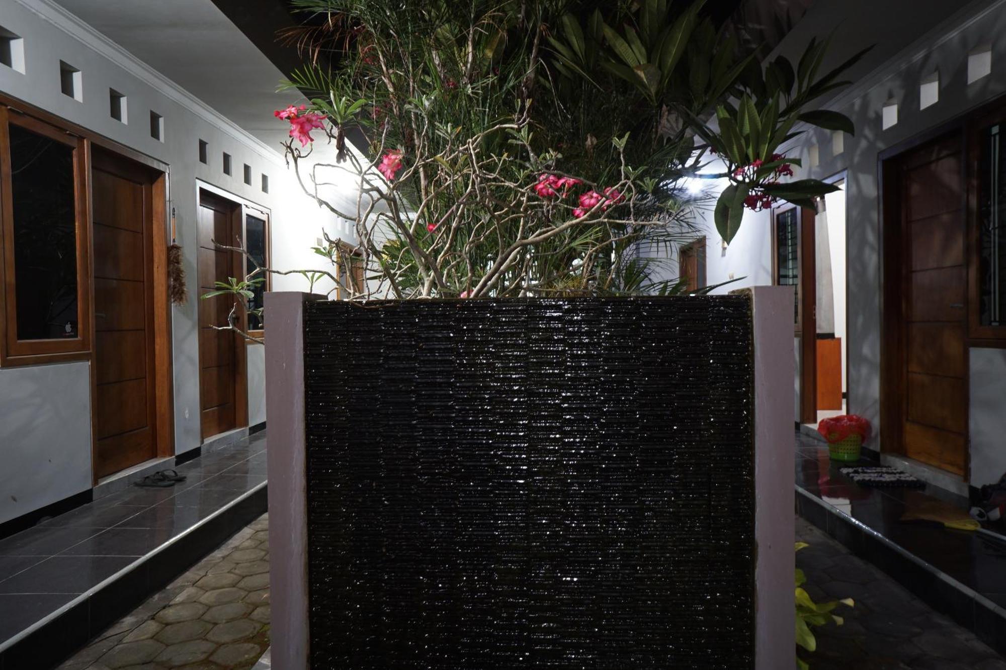 Oyo Life 93045 Kost Putra Bu Ketut Hotel Lumajang Exterior foto