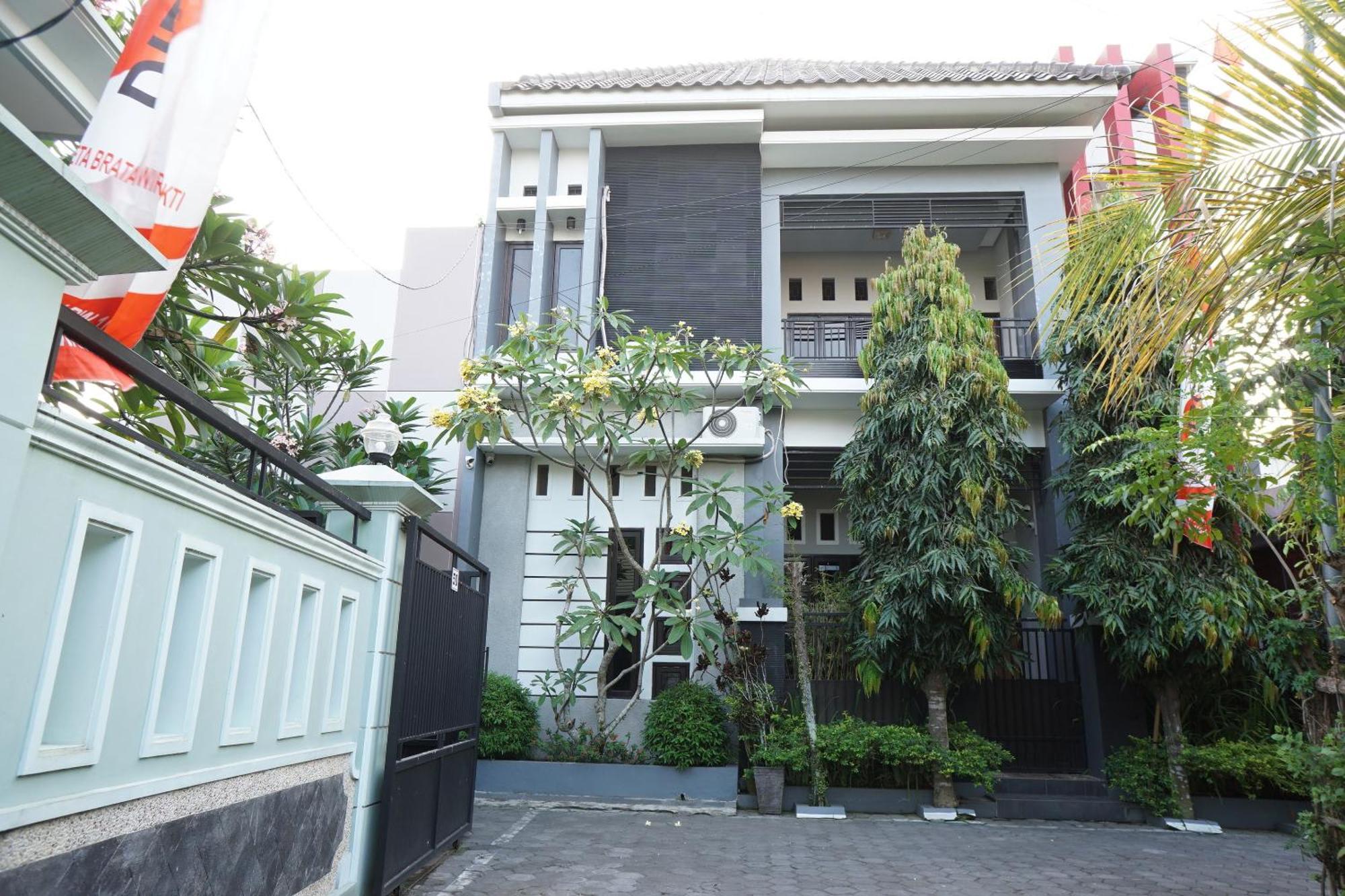 Oyo Life 93045 Kost Putra Bu Ketut Hotel Lumajang Exterior foto